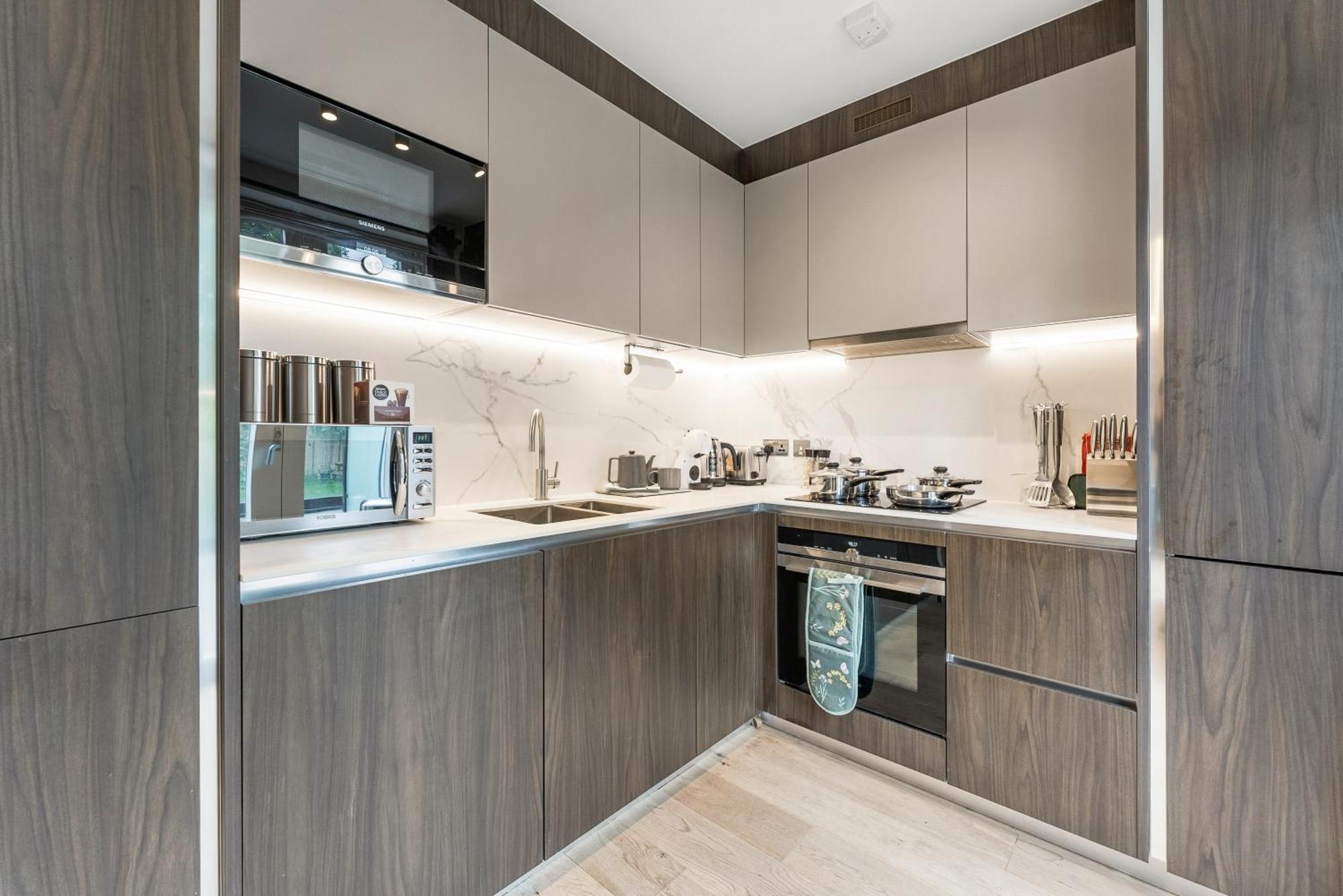 Stunning 2 Bed Flat In - Sleeps 8 -balcony * Londra